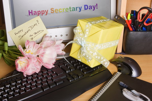 25 апреля Международный день секретаря